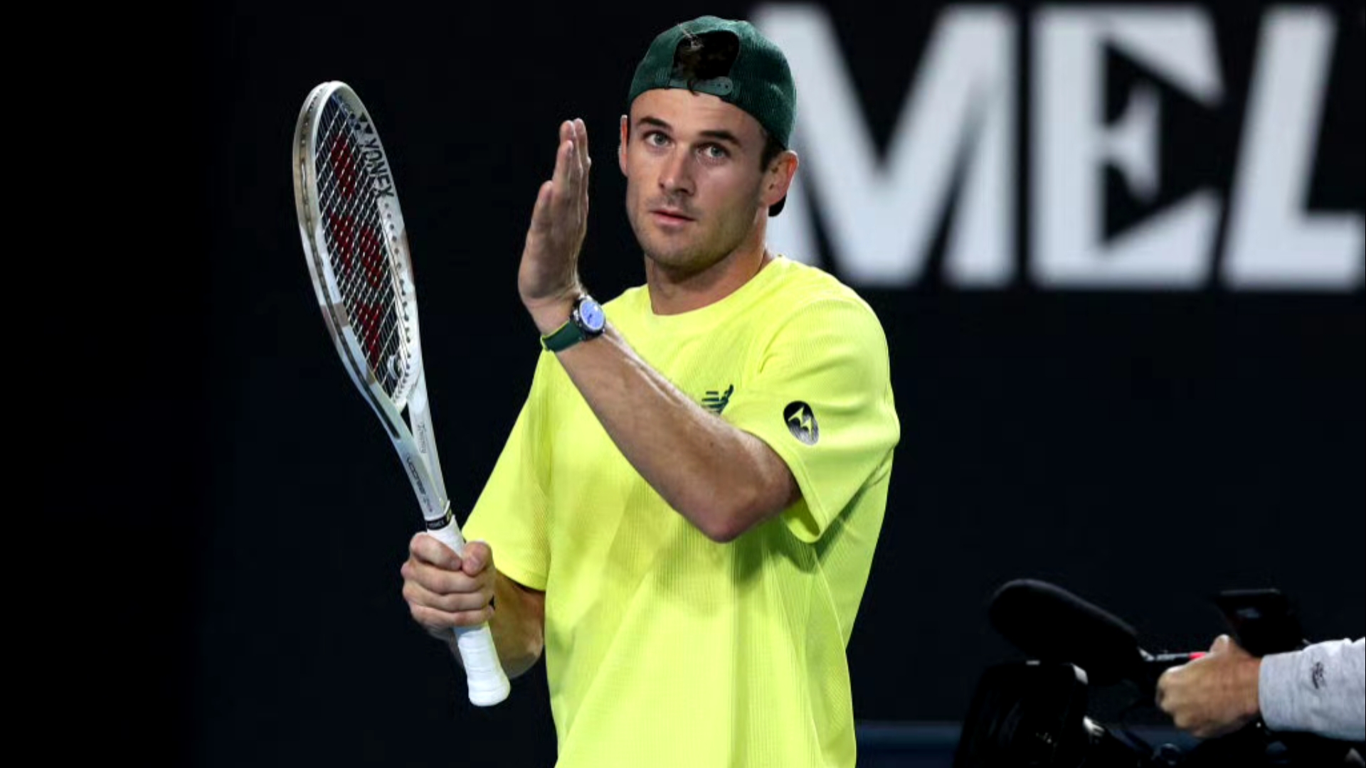 次与卫冕冠 次与卫冕冠